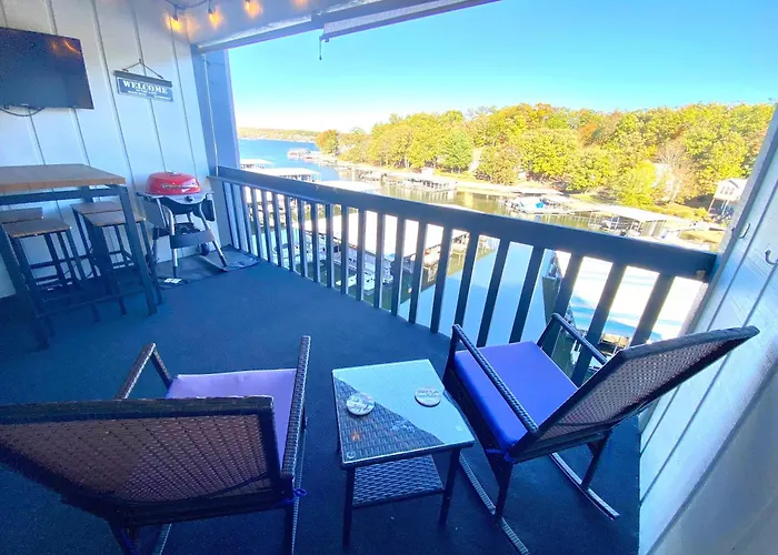 F Lakefront! Remodeled, Sleeps 4, Boat Slip, Patio, Wifi, Cable, Pool