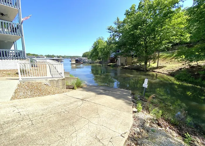 F Lakefront! Remodeled, Sleeps 4, Boat Slip, Patio, Wifi, Cable, Pool