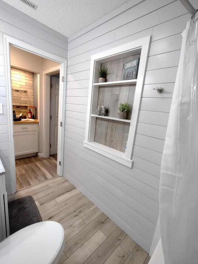 F Lakefront! Remodeled, Sleeps 4, Boat Slip, Patio, Wifi, Cable, Pool