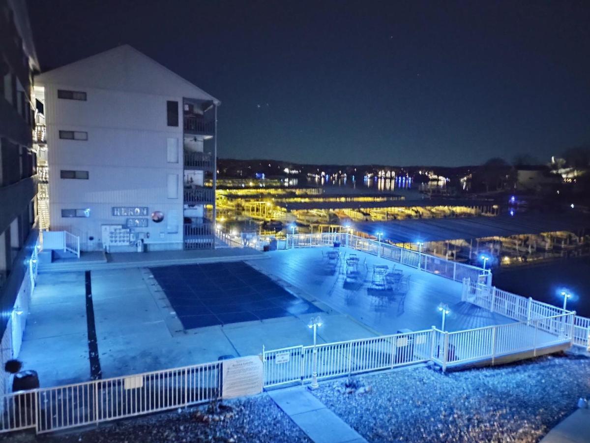 F Lakefront! Remodeled, Sleeps 4, Boat Slip, Patio, Wifi, Cable, Pool Apartment