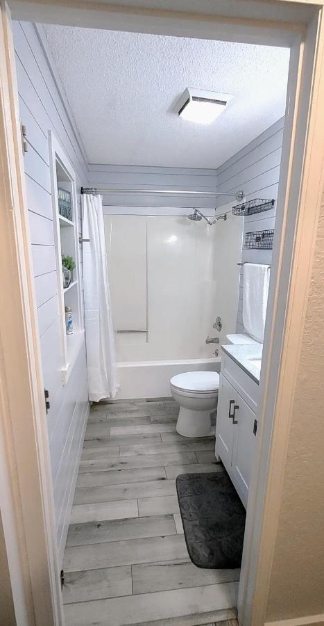 Apartment F Lakefront! Remodeled, Sleeps 4, Boat Slip, Patio, Wifi, Cable, Pool *