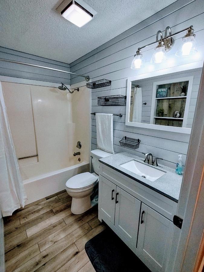 Apartment F Lakefront! Remodeled, Sleeps 4, Boat Slip, Patio, Wifi, Cable, Pool *