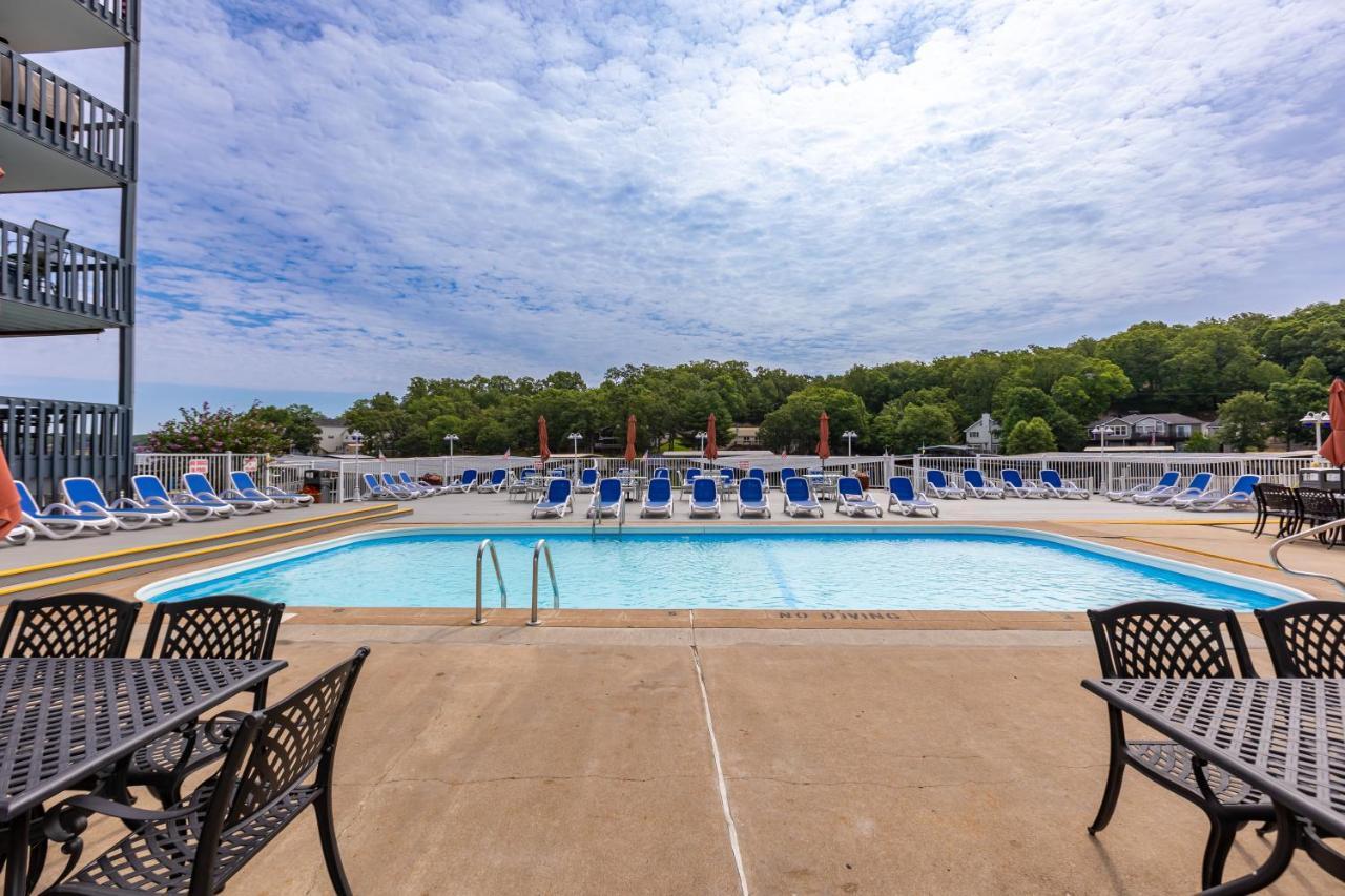 F Lakefront! Remodeled, Sleeps 4, Boat Slip, Patio, Wifi, Cable, Pool * Osage Beach