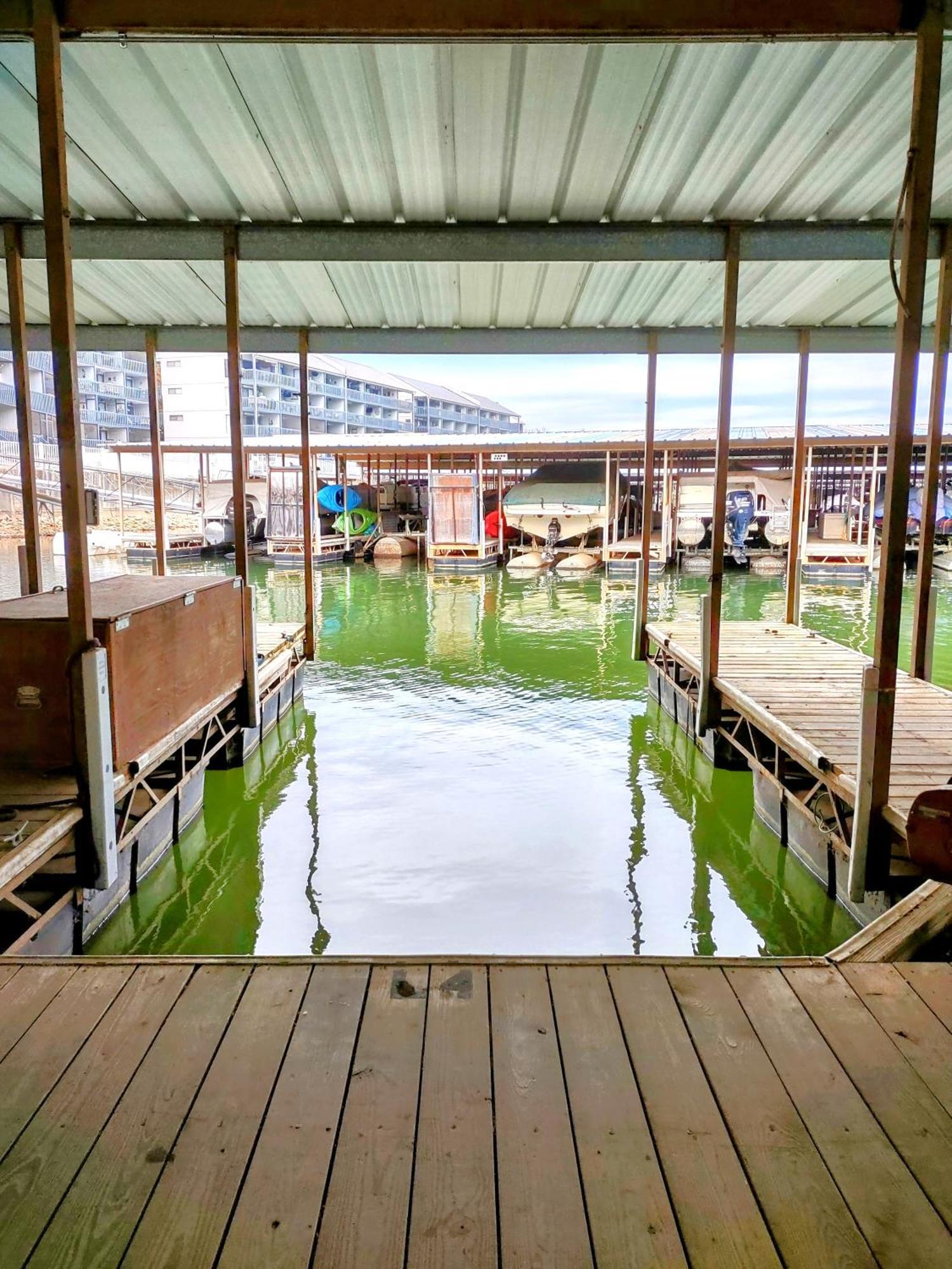 Apartment F Lakefront! Remodeled, Sleeps 4, Boat Slip, Patio, Wifi, Cable, Pool