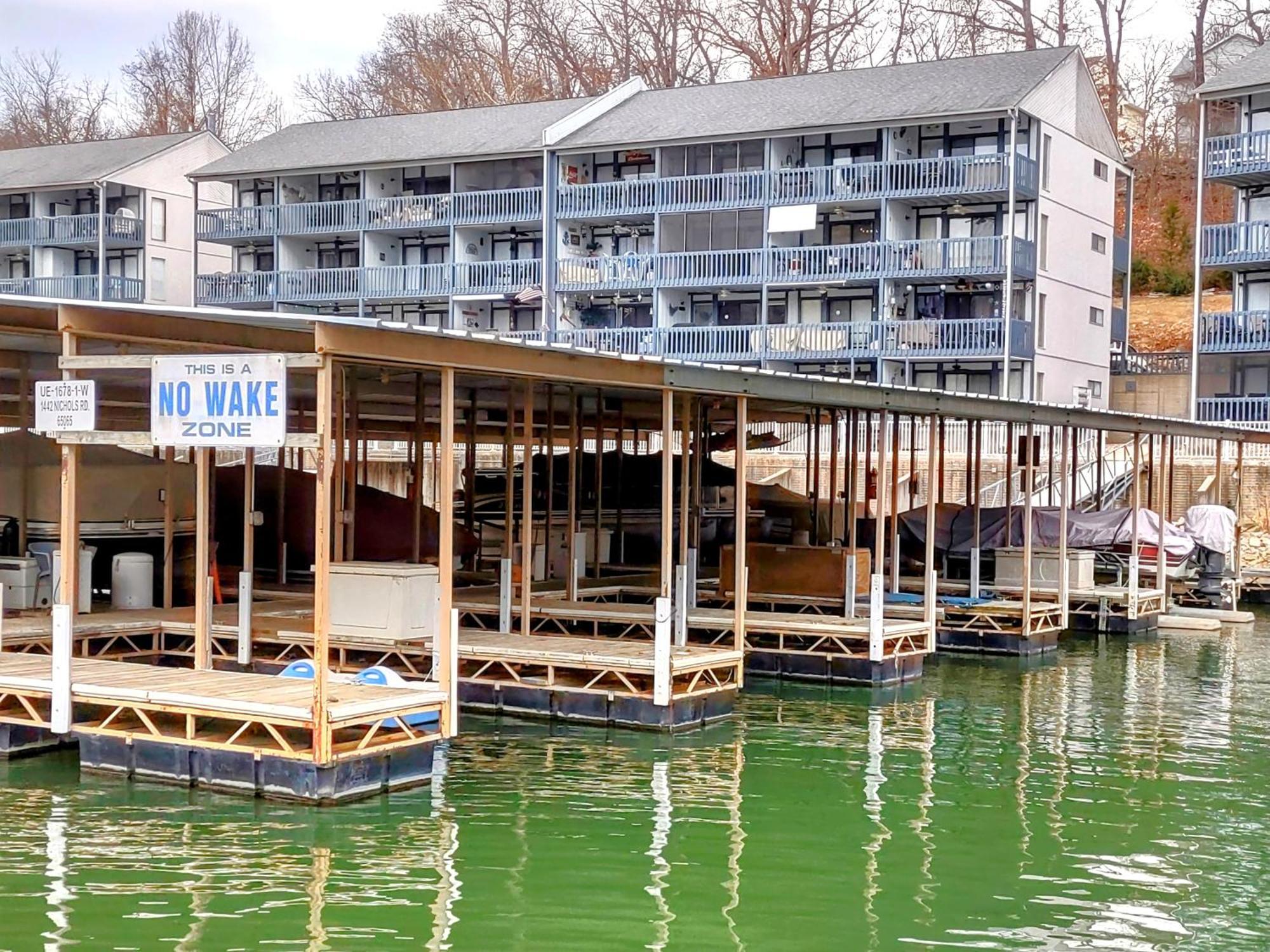 F Lakefront! Remodeled, Sleeps 4, Boat Slip, Patio, Wifi, Cable, Pool Apartment *