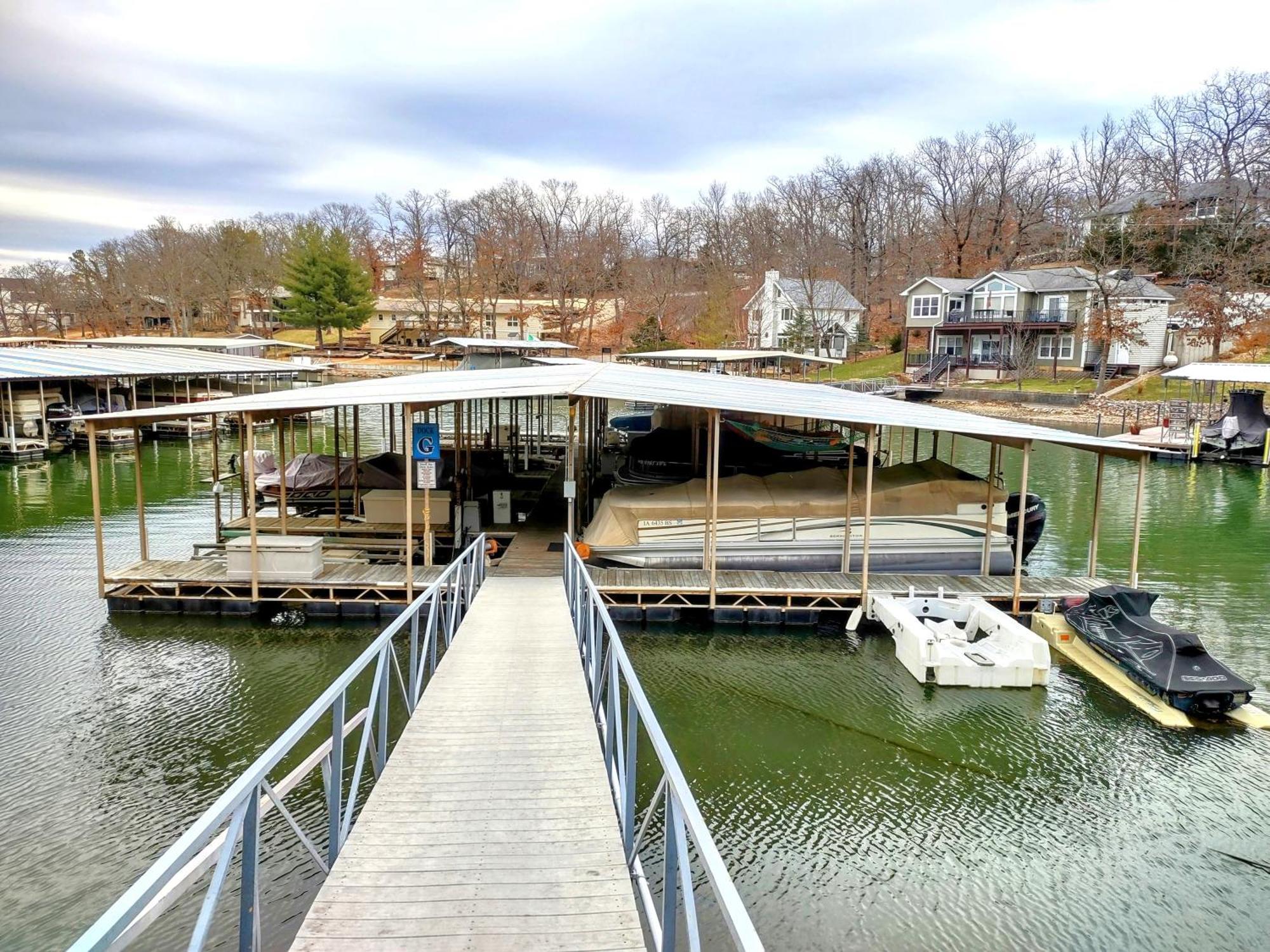 Apartment F Lakefront! Remodeled, Sleeps 4, Boat Slip, Patio, Wifi, Cable, Pool
