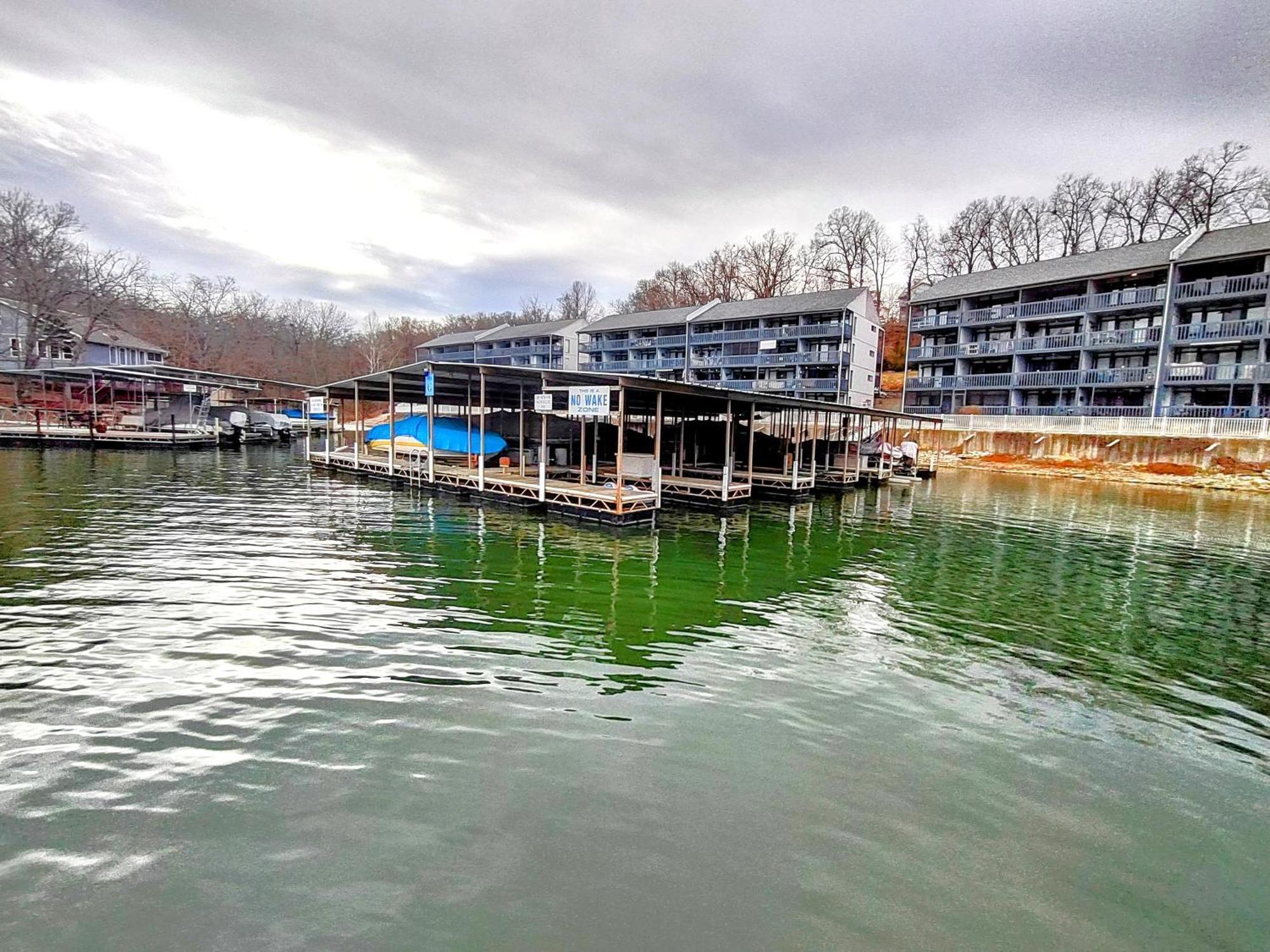 F Lakefront! Remodeled, Sleeps 4, Boat Slip, Patio, Wifi, Cable, Pool Apartment Osage Beach