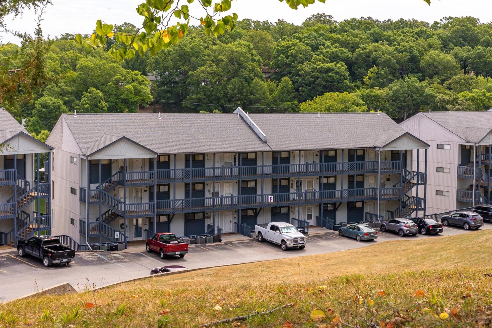 F Lakefront! Remodeled, Sleeps 4, Boat Slip, Patio, Wifi, Cable, Pool Apartment Osage Beach