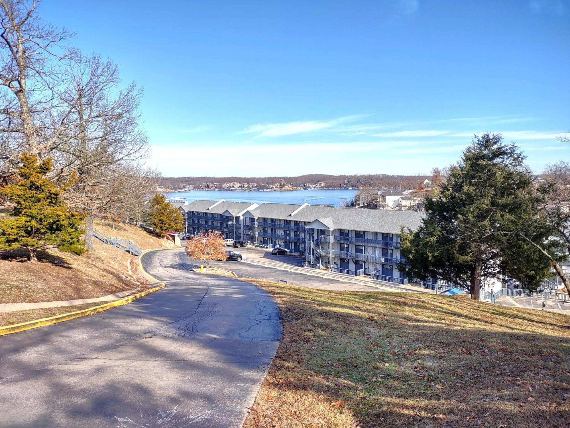 Apartment F Lakefront! Remodeled, Sleeps 4, Boat Slip, Patio, Wifi, Cable, Pool *