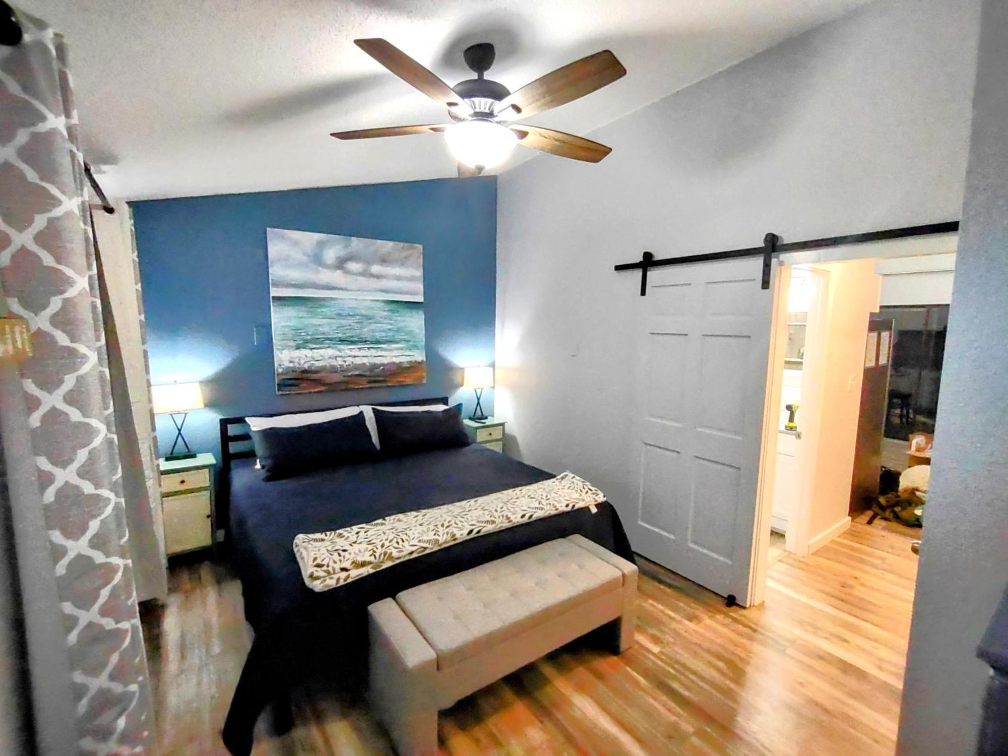 F Lakefront! Remodeled, Sleeps 4, Boat Slip, Patio, Wifi, Cable, Pool Apartment *