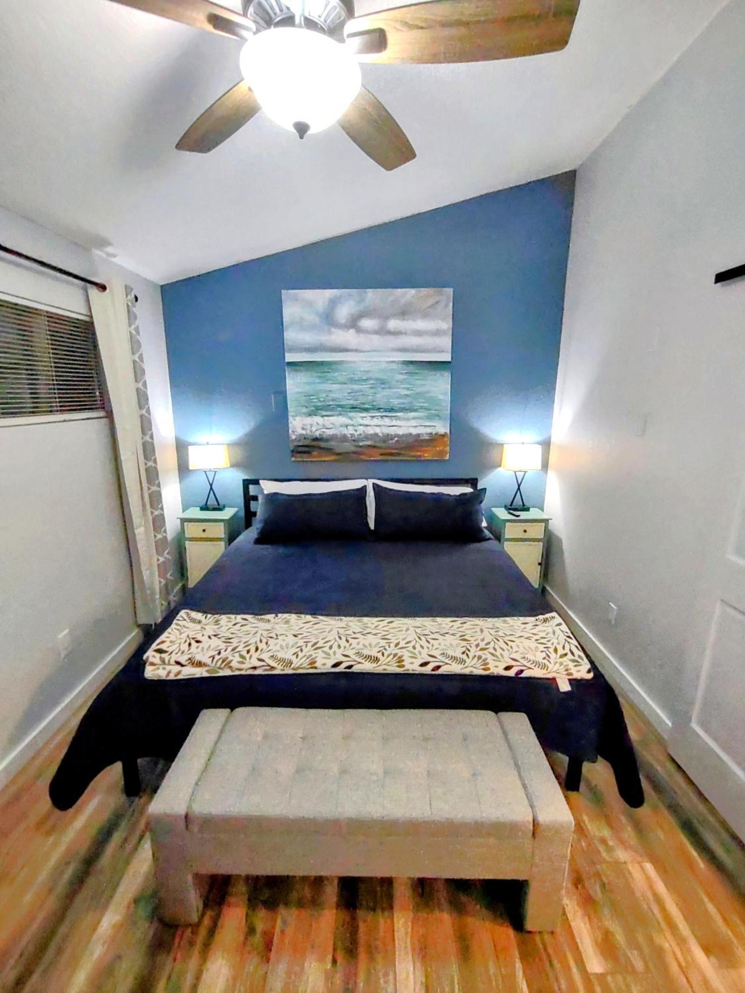 F Lakefront! Remodeled, Sleeps 4, Boat Slip, Patio, Wifi, Cable, Pool *