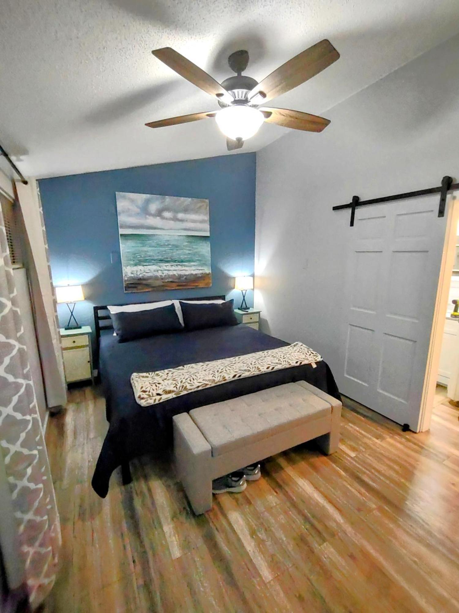 Apartment F Lakefront! Remodeled, Sleeps 4, Boat Slip, Patio, Wifi, Cable, Pool *
