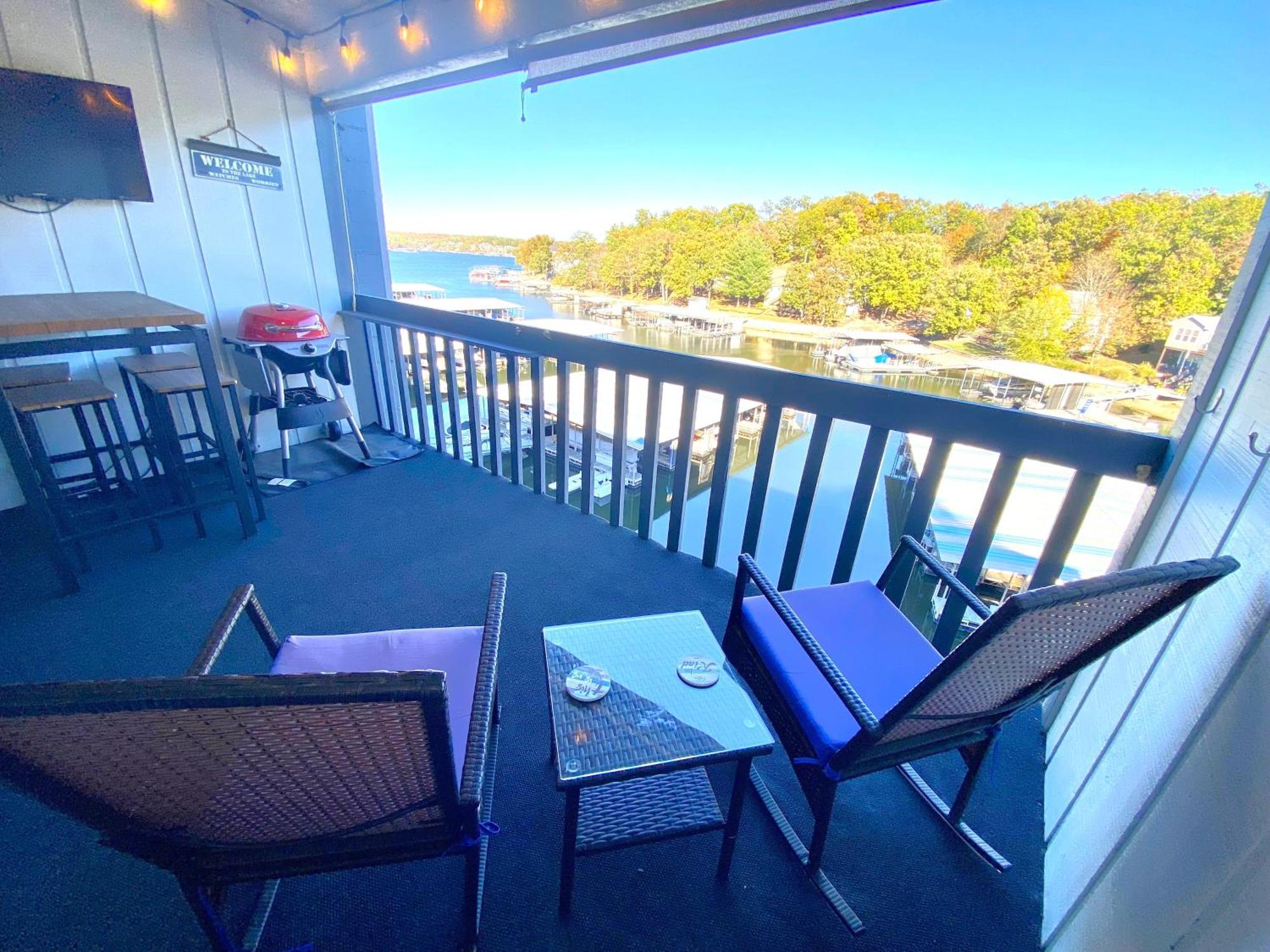 F Lakefront! Remodeled, Sleeps 4, Boat Slip, Patio, Wifi, Cable, Pool * Osage Beach