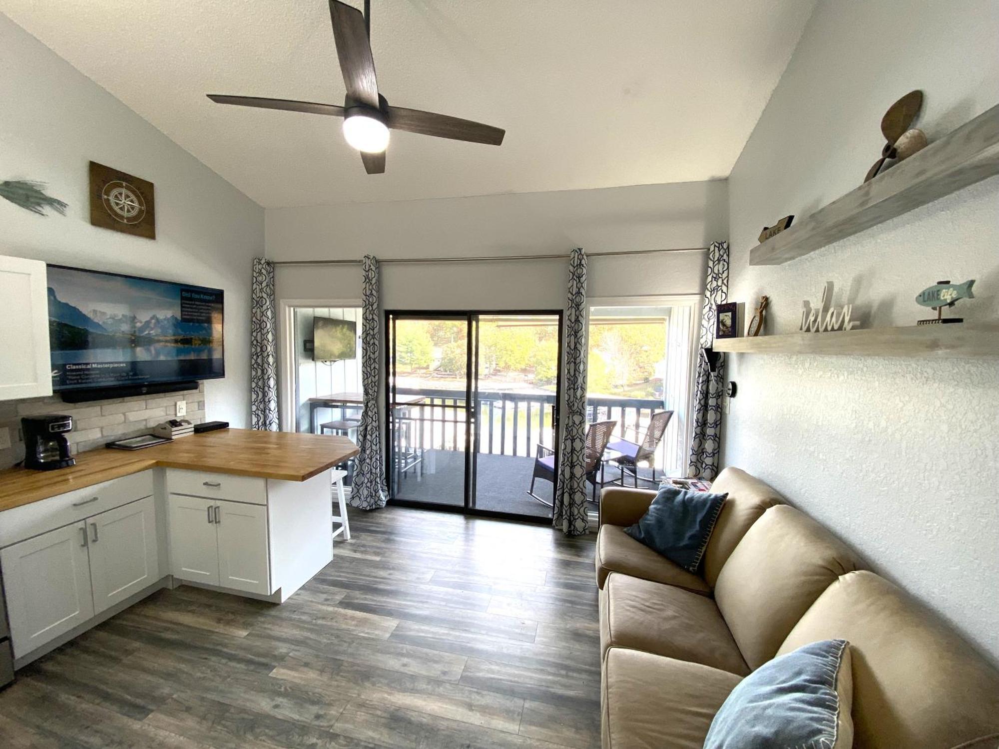 F Lakefront! Remodeled, Sleeps 4, Boat Slip, Patio, Wifi, Cable, Pool Apartment *