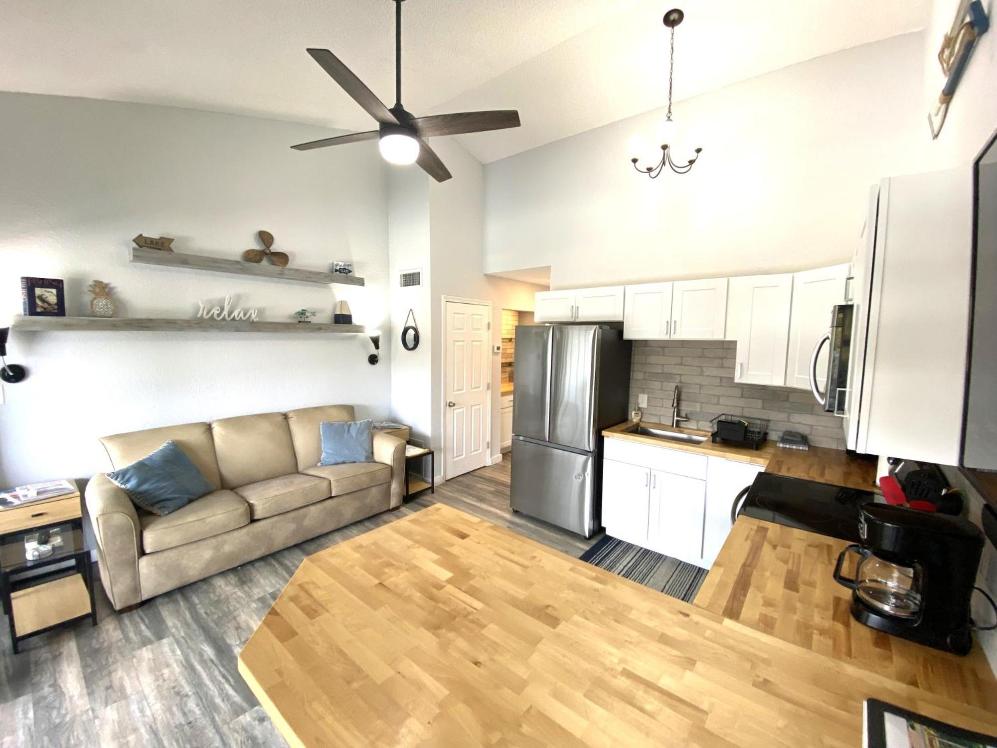 F Lakefront! Remodeled, Sleeps 4, Boat Slip, Patio, Wifi, Cable, Pool Osage Beach