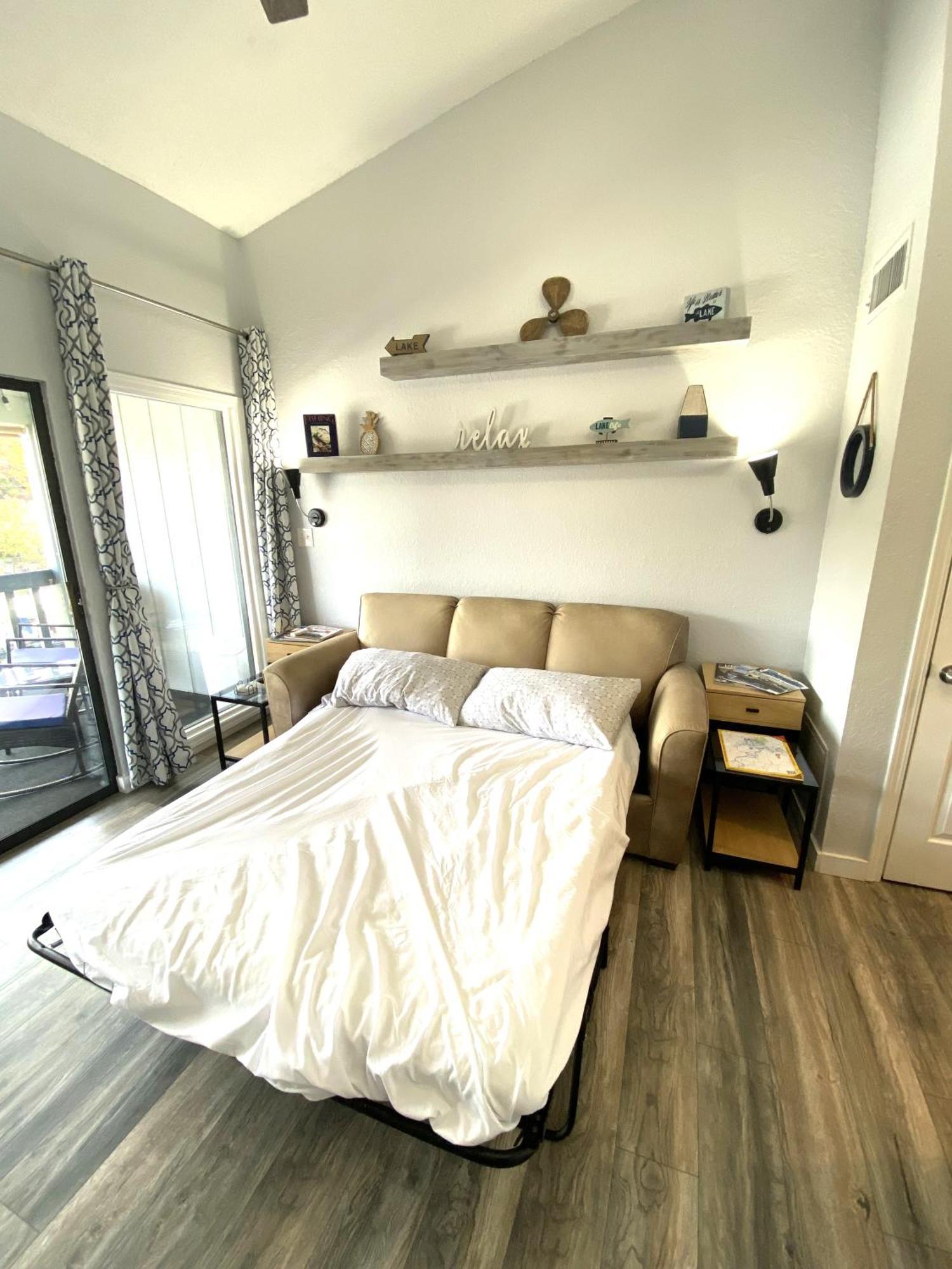 F Lakefront! Remodeled, Sleeps 4, Boat Slip, Patio, Wifi, Cable, Pool *