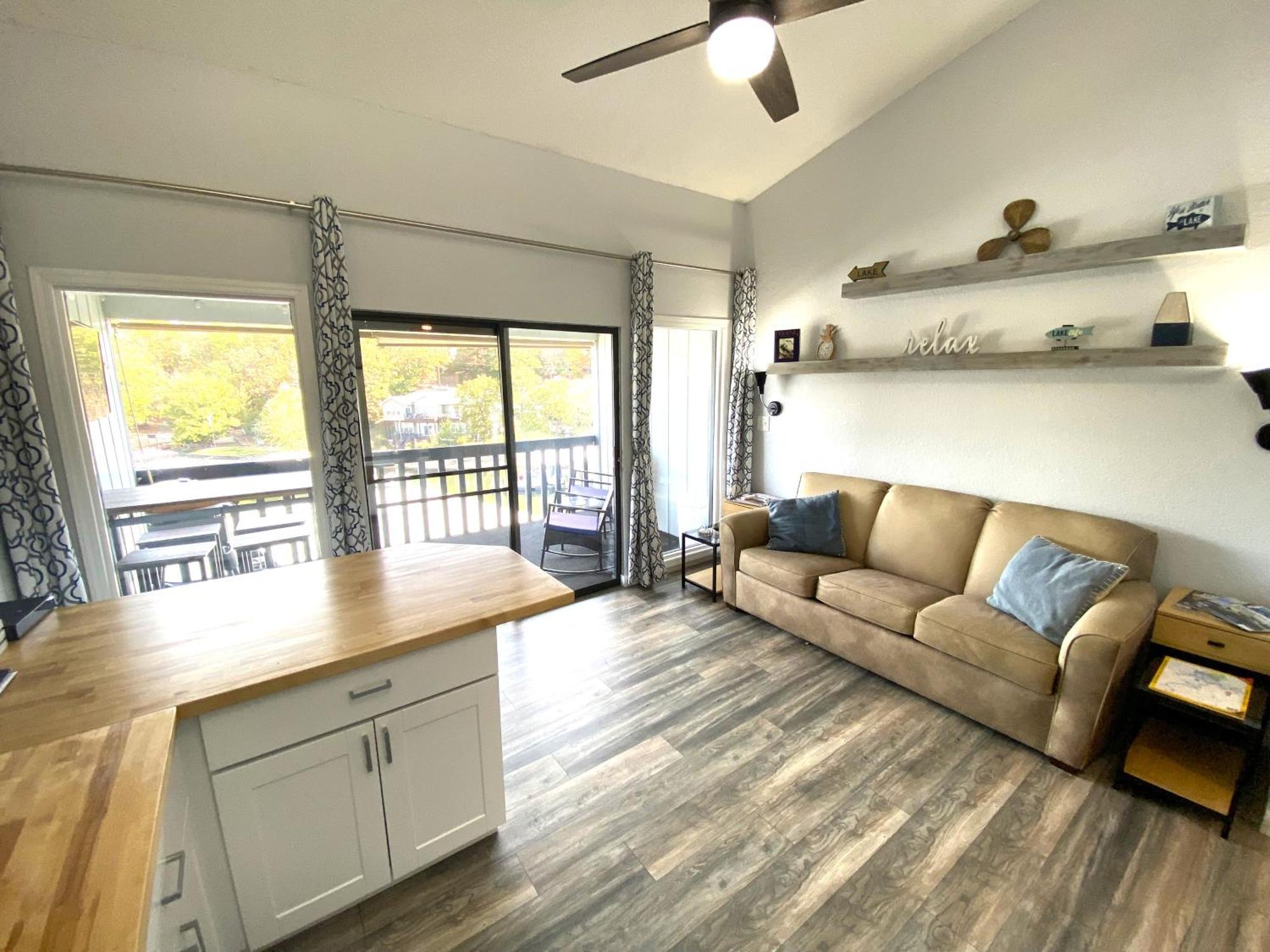 F Lakefront! Remodeled, Sleeps 4, Boat Slip, Patio, Wifi, Cable, Pool * Osage Beach