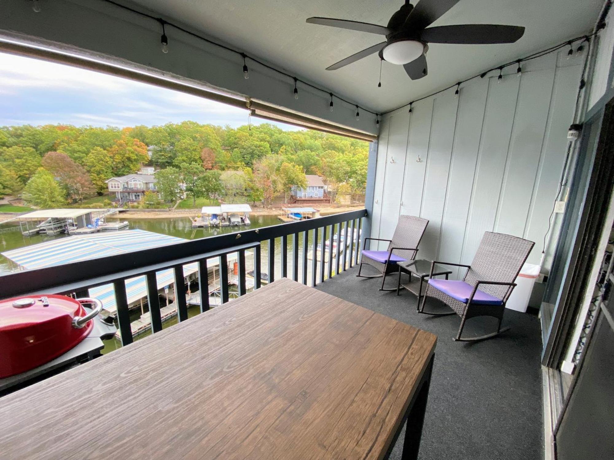 F Lakefront! Remodeled, Sleeps 4, Boat Slip, Patio, Wifi, Cable, Pool Osage Beach