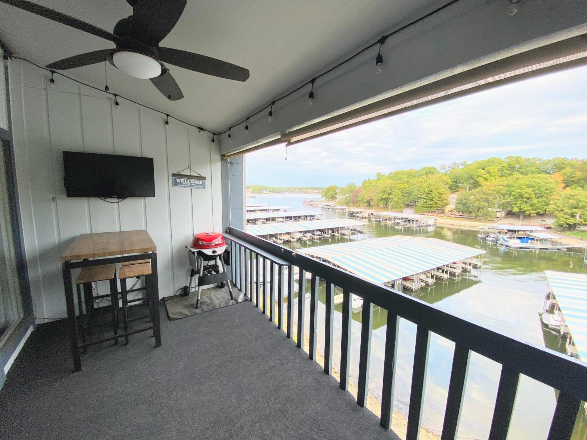 F Lakefront! Remodeled, Sleeps 4, Boat Slip, Patio, Wifi, Cable, Pool Apartment Osage Beach