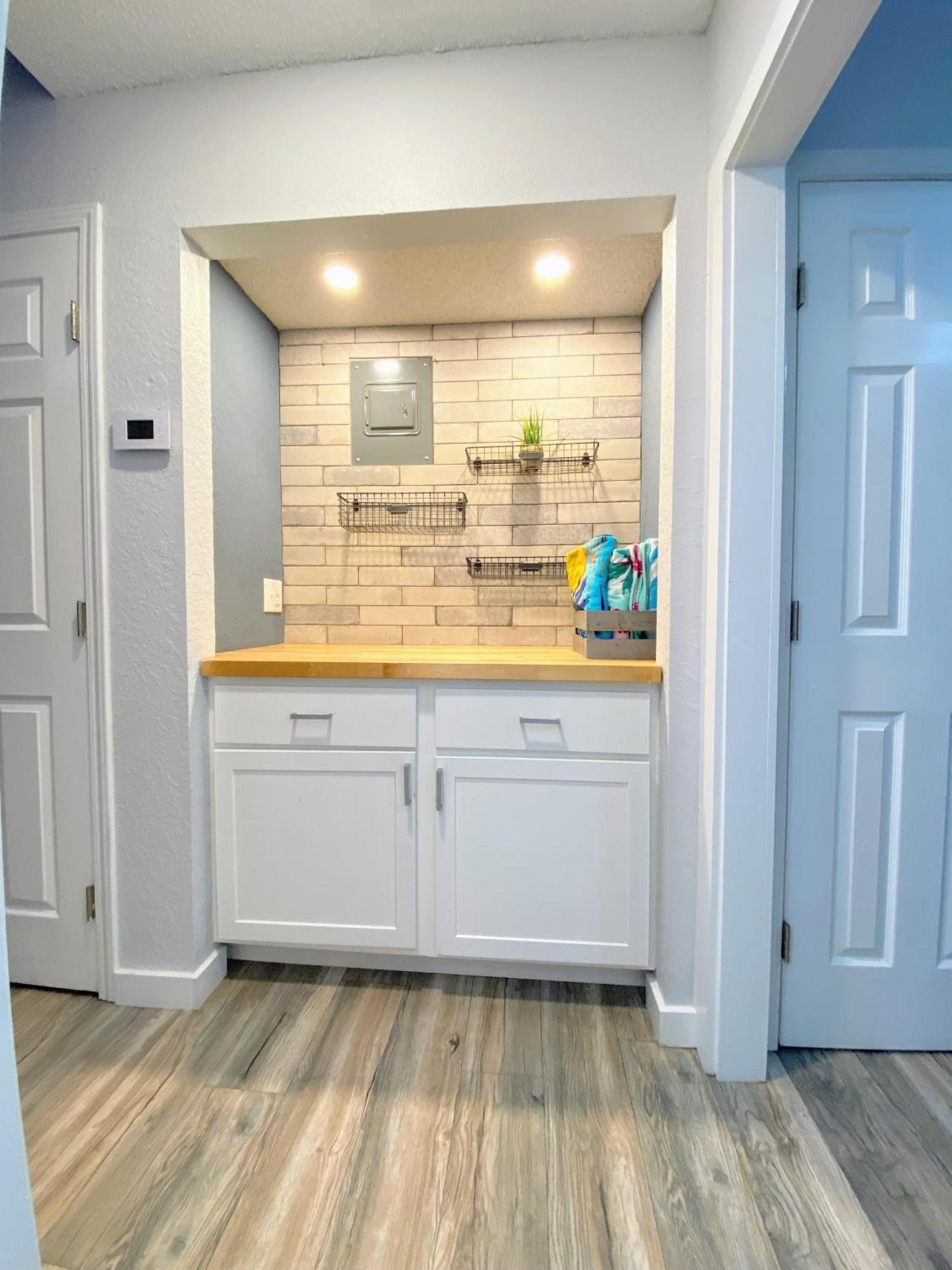 F Lakefront! Remodeled, Sleeps 4, Boat Slip, Patio, Wifi, Cable, Pool