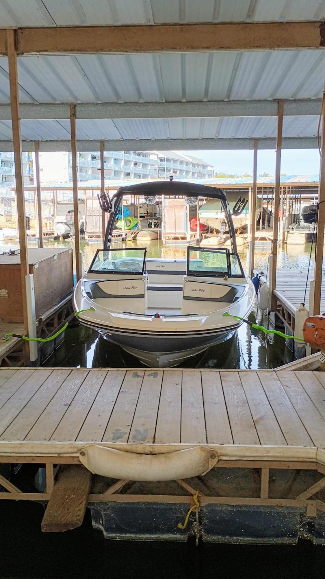 F Lakefront! Remodeled, Sleeps 4, Boat Slip, Patio, Wifi, Cable, Pool Apartment