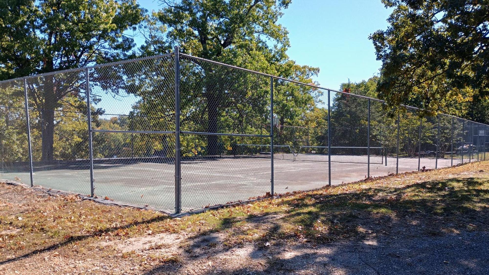 Apartment F Lakefront! Remodeled, Sleeps 4, Boat Slip, Patio, Wifi, Cable, Pool *