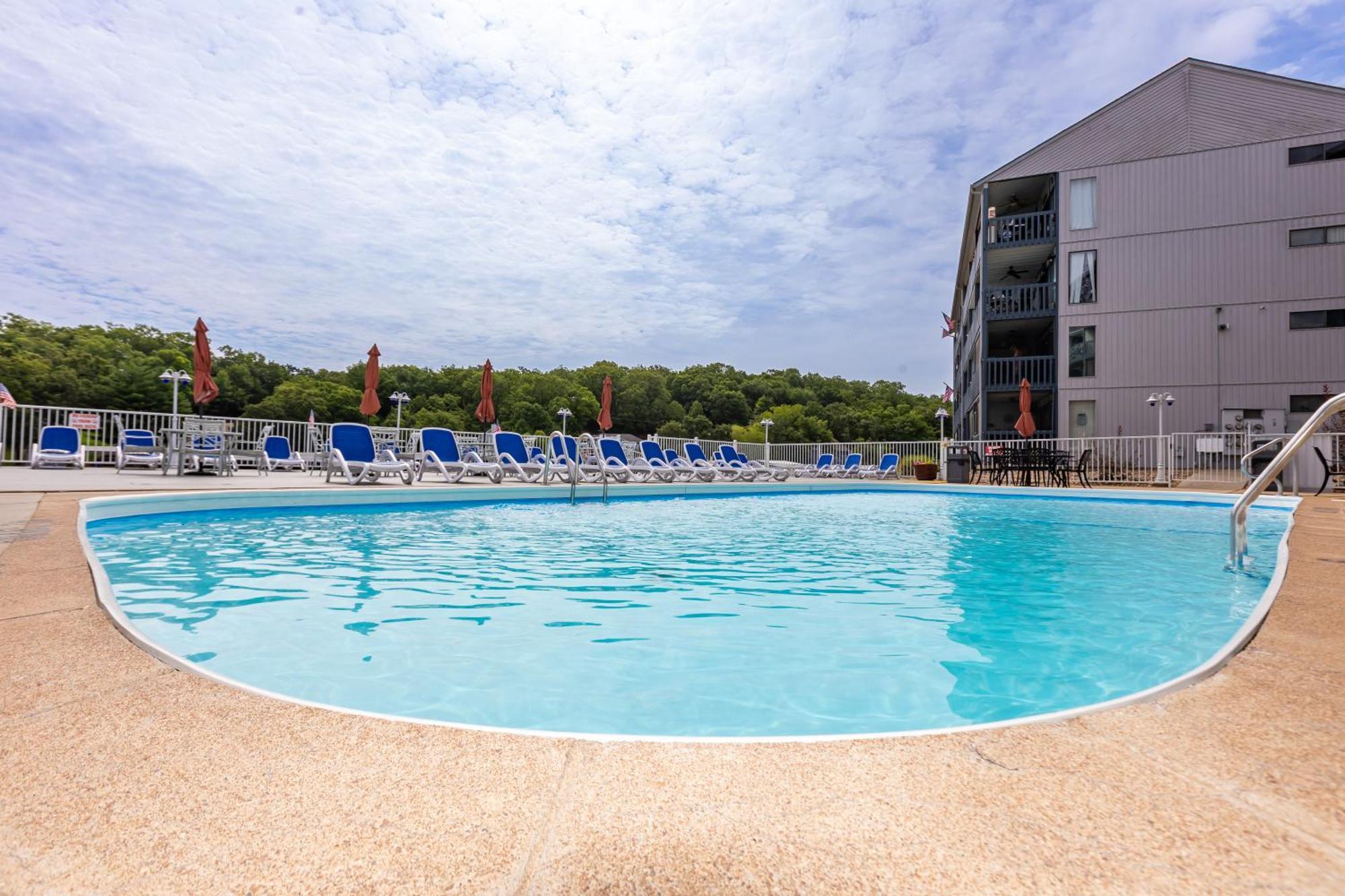 F Lakefront! Remodeled, Sleeps 4, Boat Slip, Patio, Wifi, Cable, Pool *