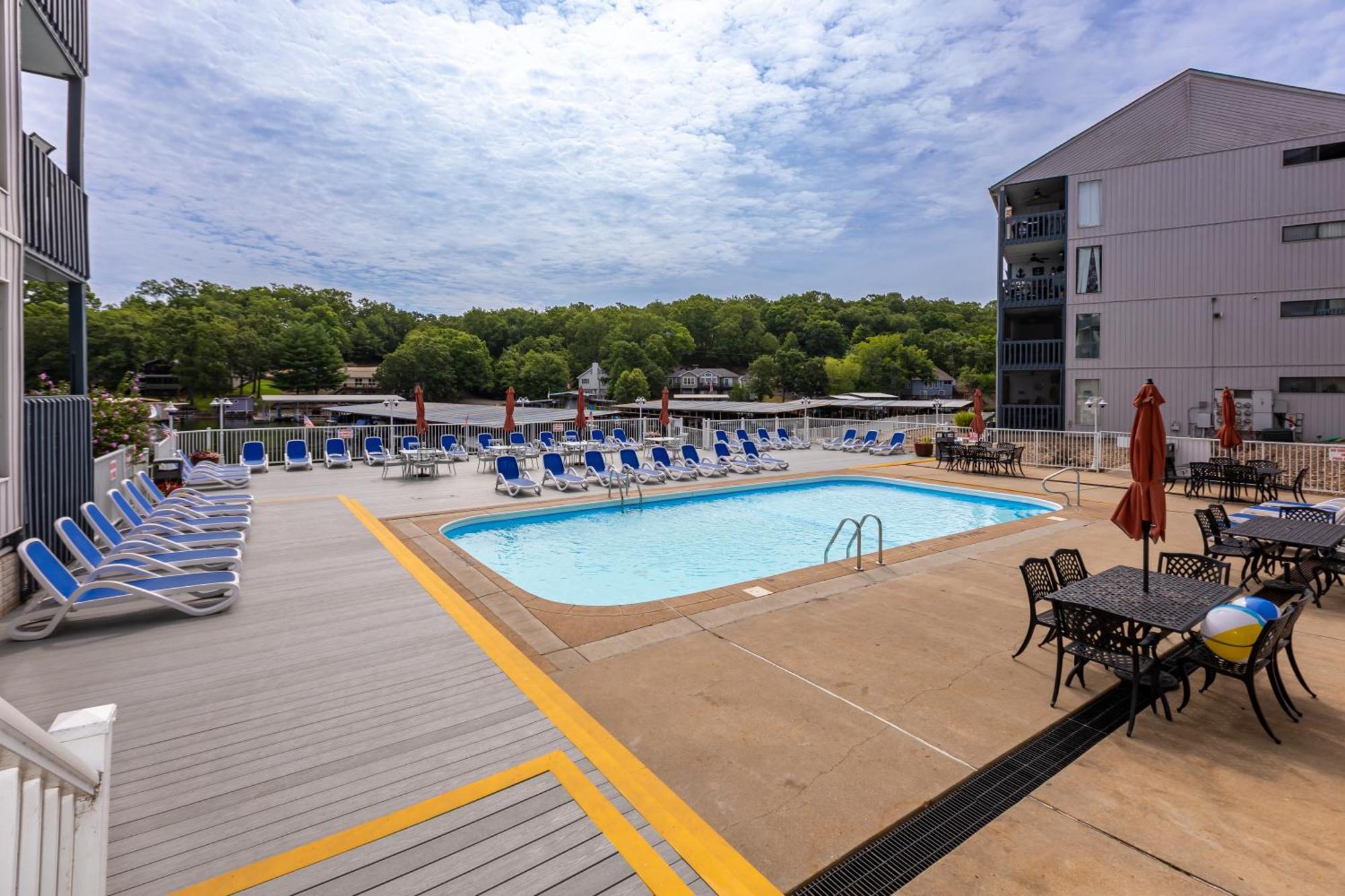 Apartment F Lakefront! Remodeled, Sleeps 4, Boat Slip, Patio, Wifi, Cable, Pool