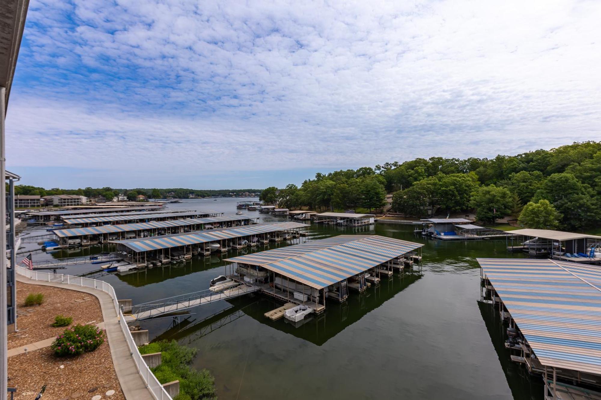 Apartment F Lakefront! Remodeled, Sleeps 4, Boat Slip, Patio, Wifi, Cable, Pool