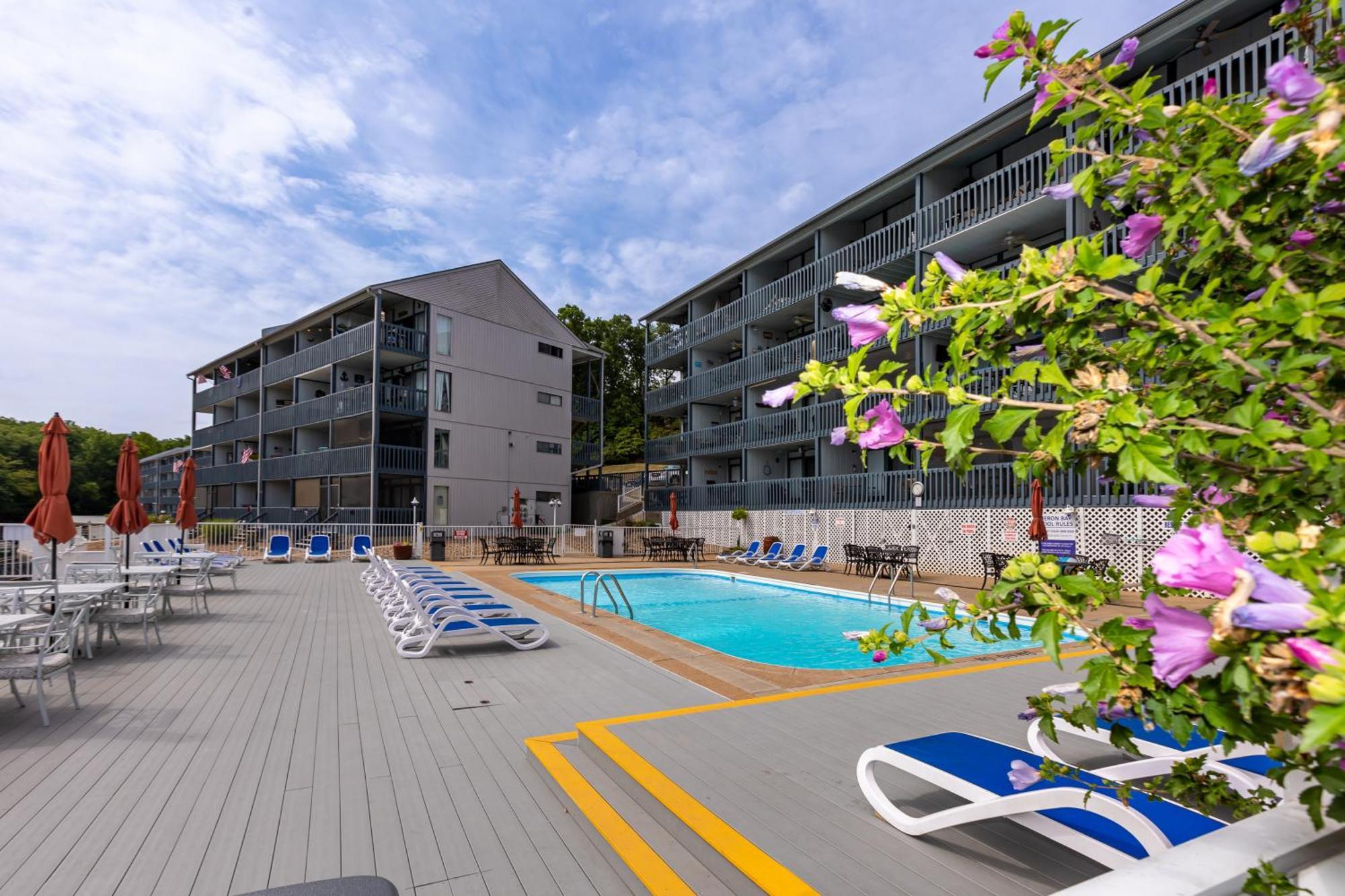 Apartment F Lakefront! Remodeled, Sleeps 4, Boat Slip, Patio, Wifi, Cable, Pool *