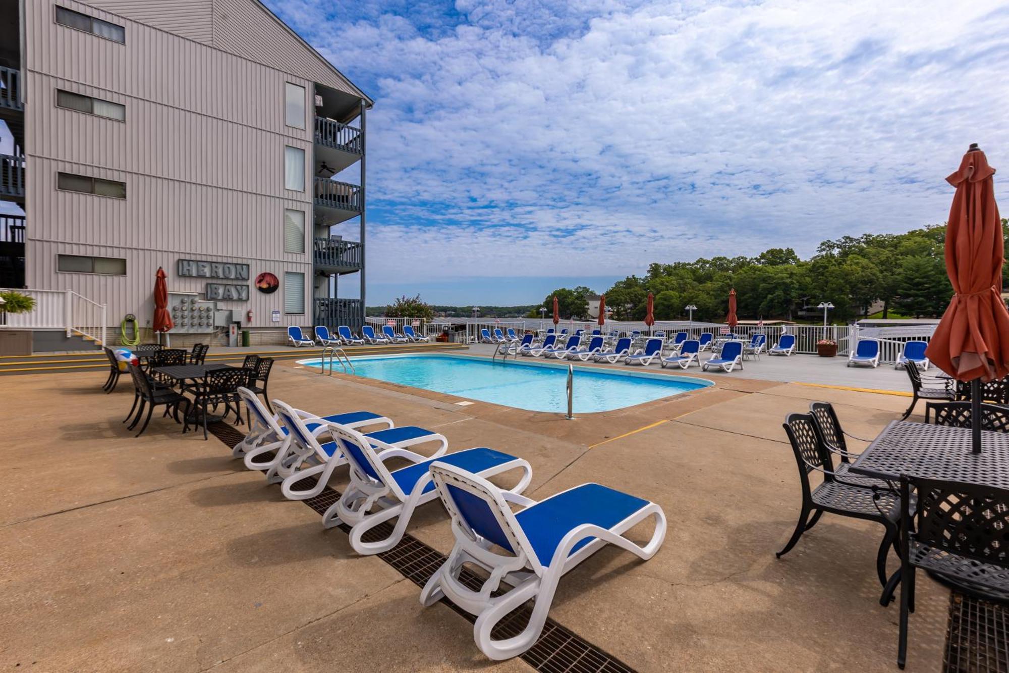 F Lakefront! Remodeled, Sleeps 4, Boat Slip, Patio, Wifi, Cable, Pool *