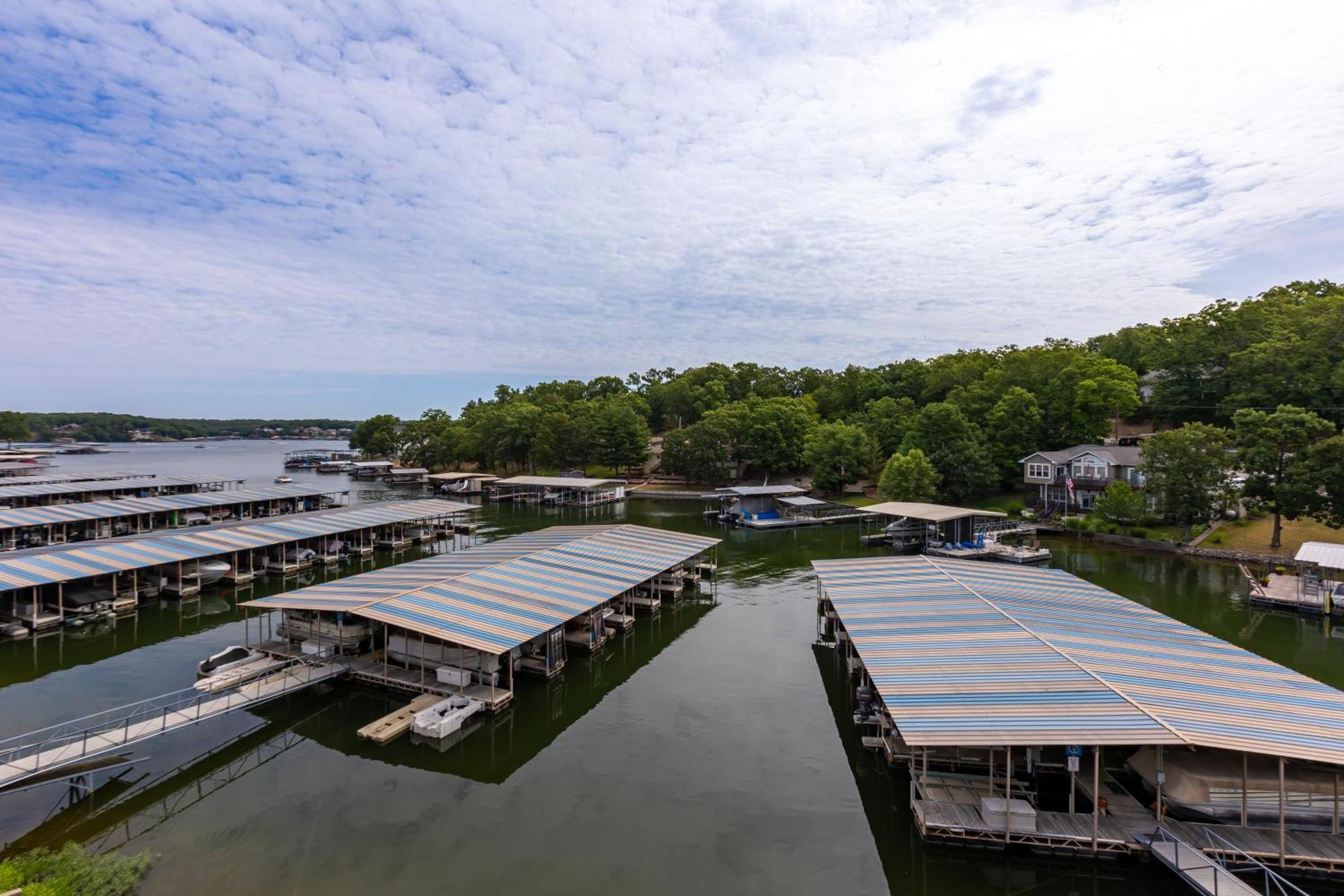 F Lakefront! Remodeled, Sleeps 4, Boat Slip, Patio, Wifi, Cable, Pool Apartment *