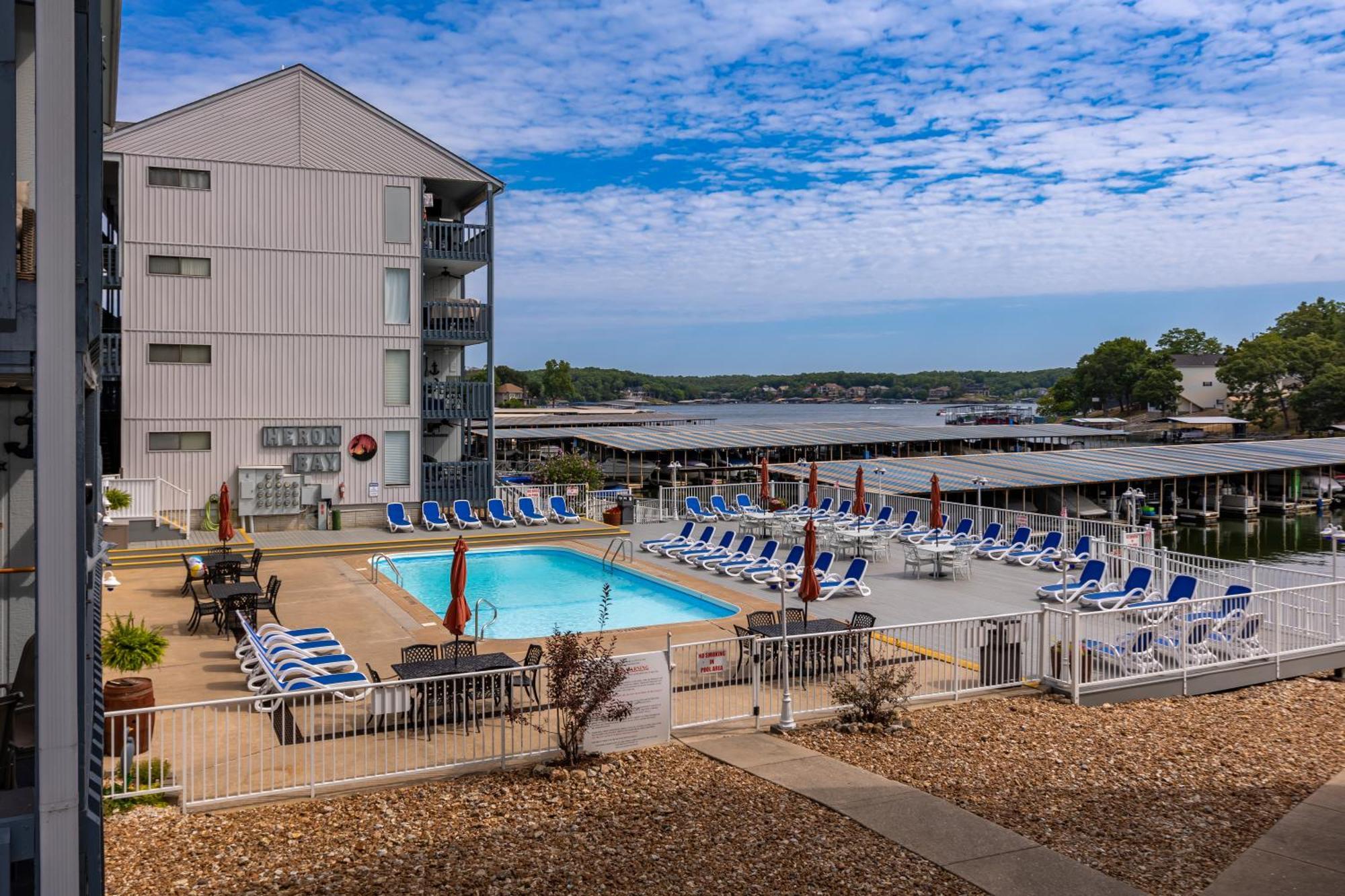 F Lakefront! Remodeled, Sleeps 4, Boat Slip, Patio, Wifi, Cable, Pool Apartment