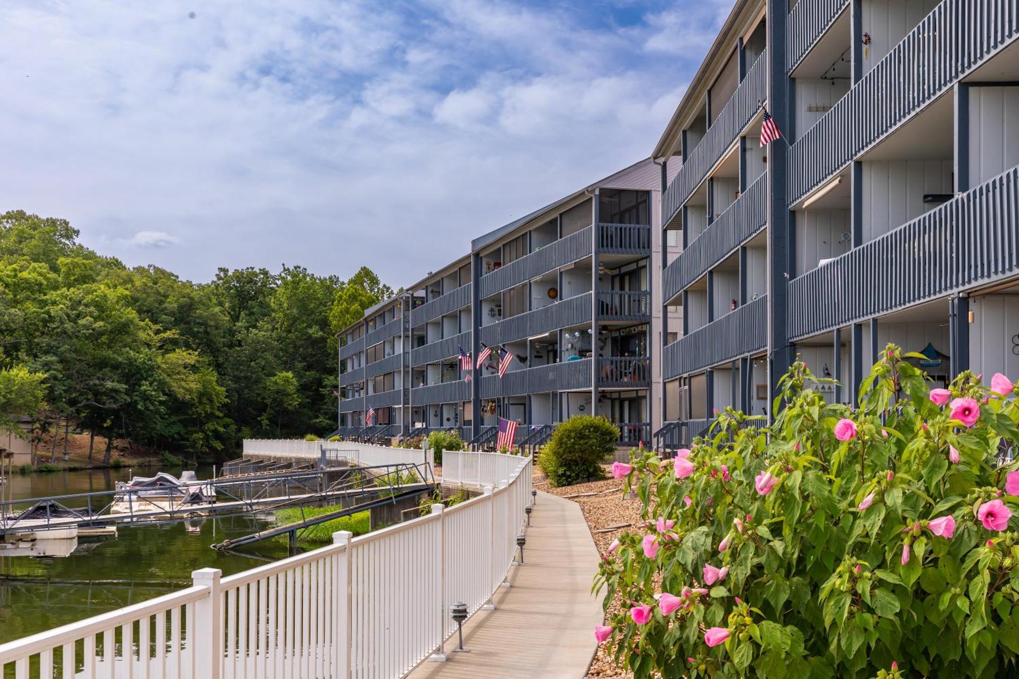F Lakefront! Remodeled, Sleeps 4, Boat Slip, Patio, Wifi, Cable, Pool * Osage Beach