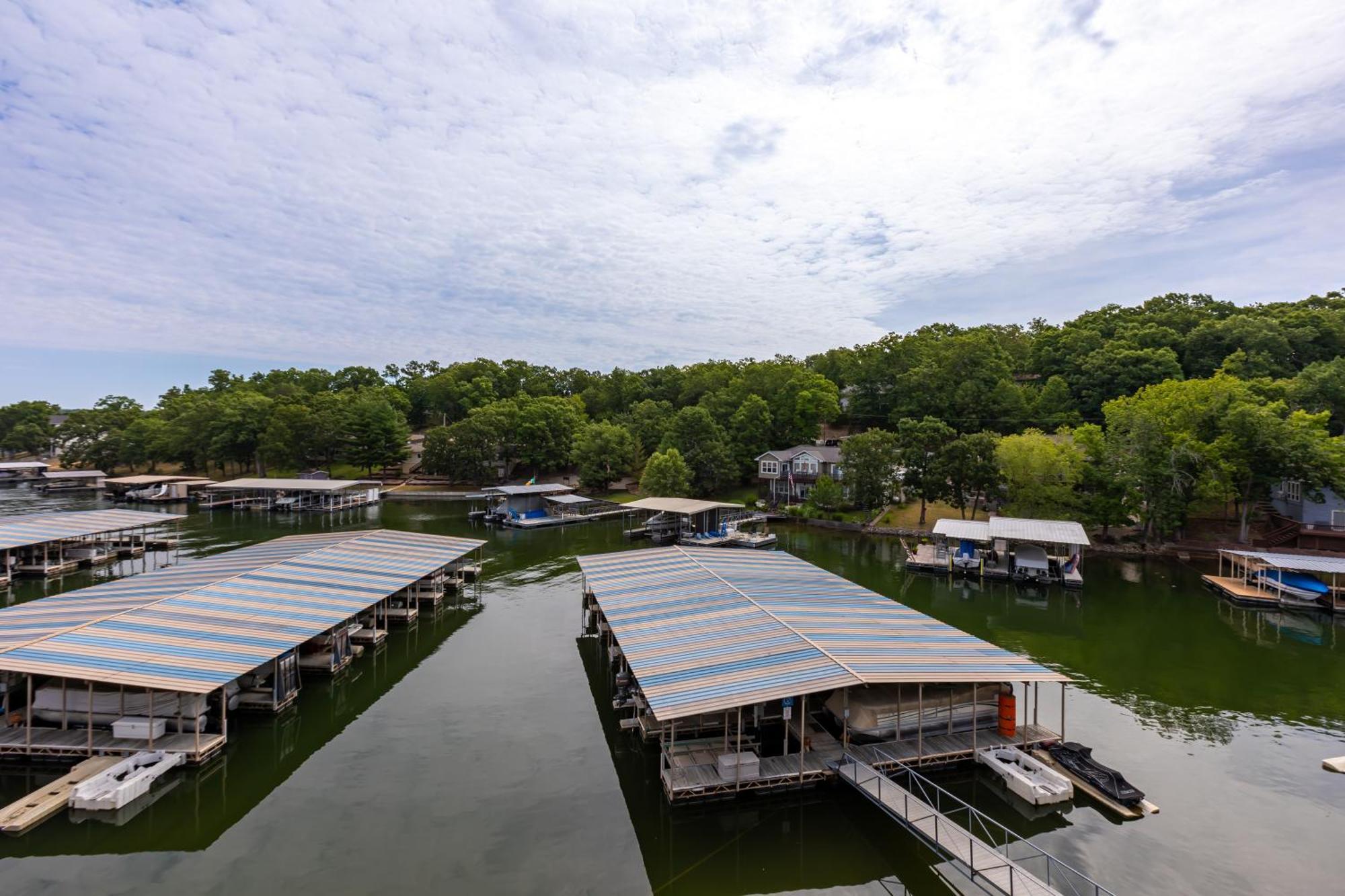 F Lakefront! Remodeled, Sleeps 4, Boat Slip, Patio, Wifi, Cable, Pool * Osage Beach